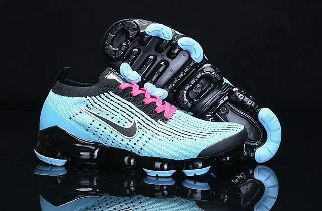 Nike Sneakers Lifestyle Bleues et Roses Flyknit Upper Air Cushioning Visible 11