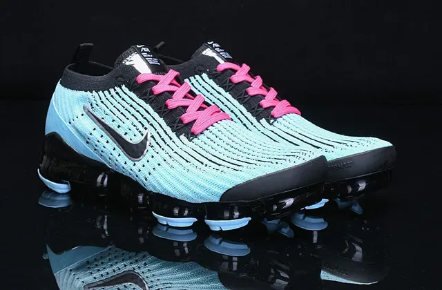 Nike Sneakers Lifestyle Bleues et Roses Flyknit Upper Air Cushioning Visible 12