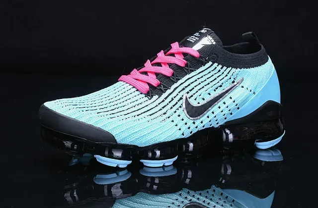 Nike Sneakers Lifestyle Bleues et Roses Flyknit Upper Air Cushioning Visible 13