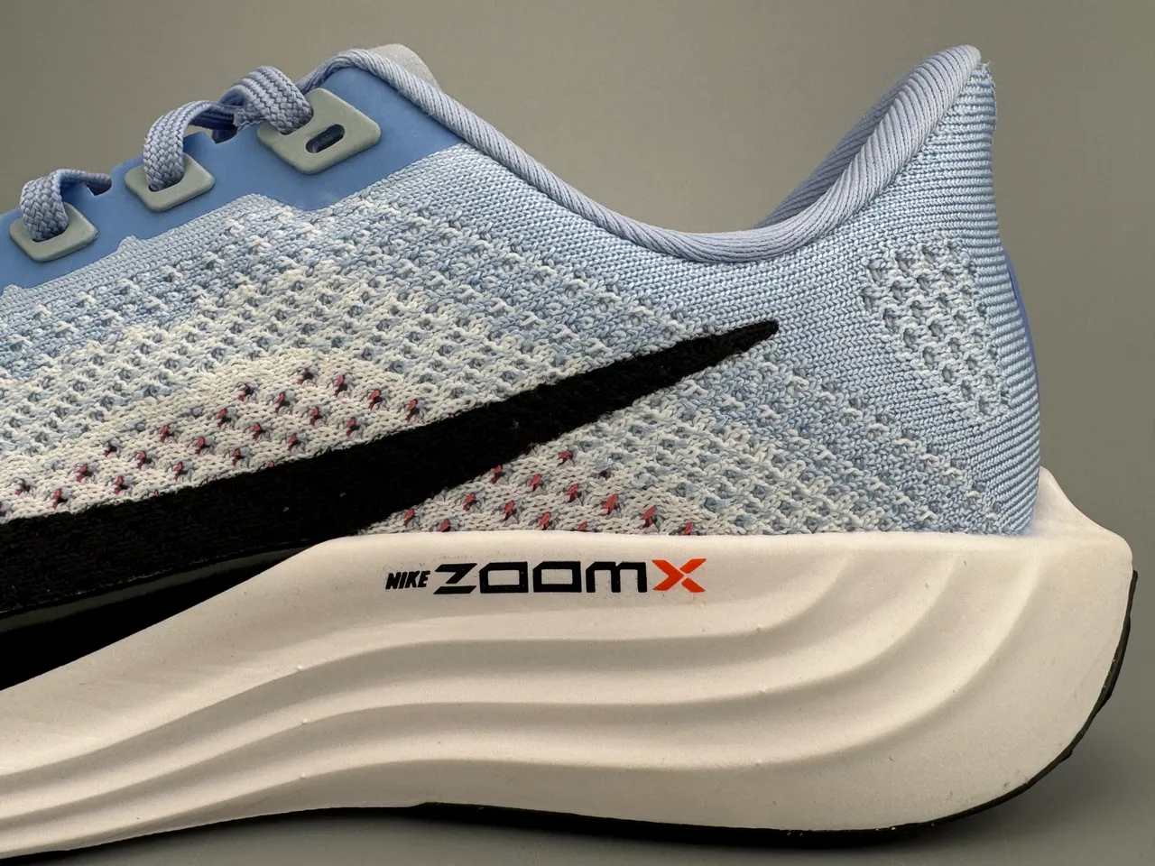 Nike Chaussures de course Bleues Blanches avec Upper en Tricot Engineered, Full-Length ZoomX Midsole 7