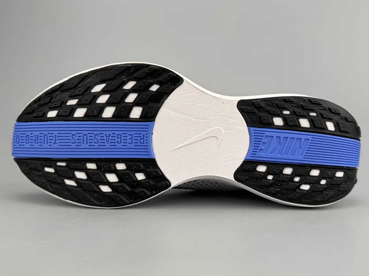 Nike Chaussures de course Bleues Blanches avec Upper en Tricot Engineered, Full-Length ZoomX Midsole 8