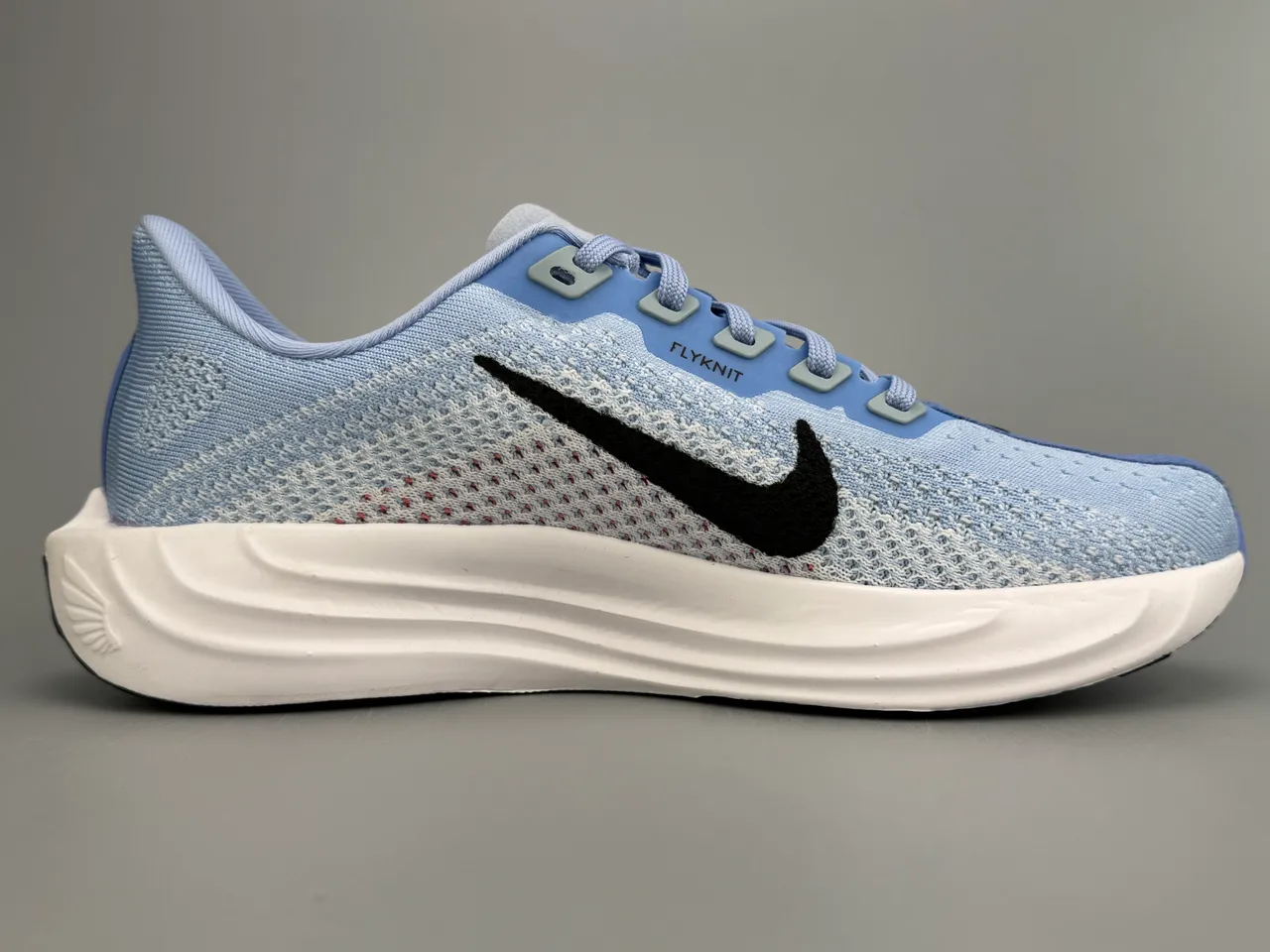 Nike Chaussures de course Bleues Blanches avec Upper en Tricot Engineered, Full-Length ZoomX Midsole 10