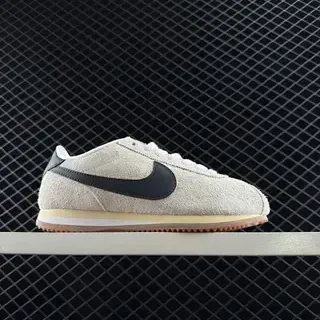 Nike Cortez बेज सुड काली Swoosh लाइफस्टाइल स्नीकर