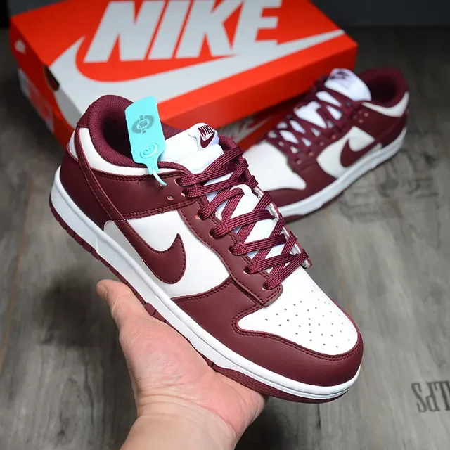 Nike Dunk Low Bordeaux et Blanc Sneakers Lifestyle 2