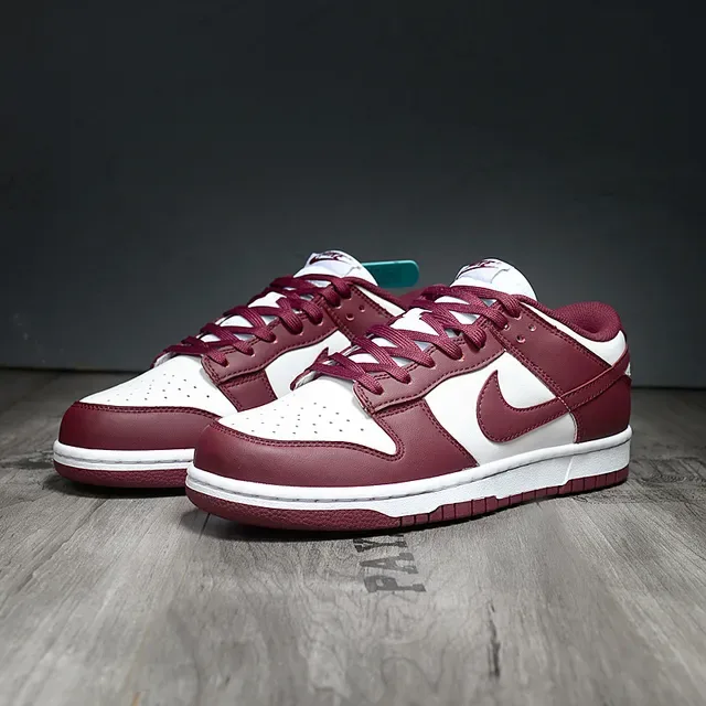 Nike Dunk Low Bordeaux et Blanc Sneakers Lifestyle 4