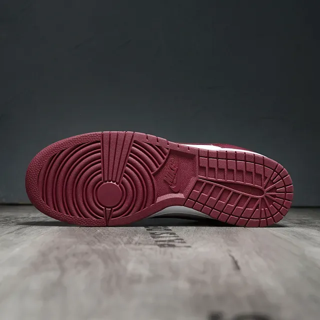 Nike Dunk Low Bordeaux et Blanc Sneakers Lifestyle 5