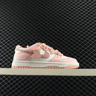 Nike Dunk Low गुलाबी और सफेद जीवनशैली स्नीकर