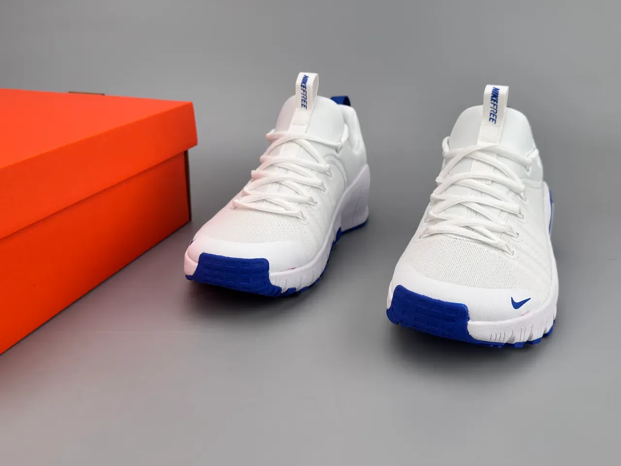 Nike Free RN blanches et bleu royal chaussures de course 3