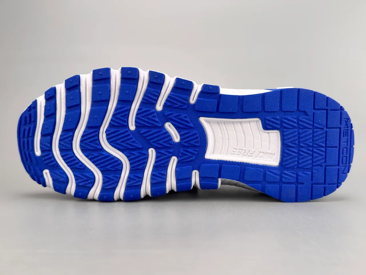 Nike Free RN blanches et bleu royal chaussures de course 8