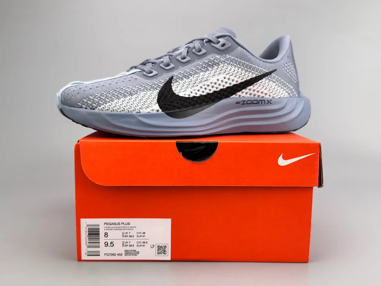 Nike Gray Black Knit Upper Gradient Pattern Running Shoes 4