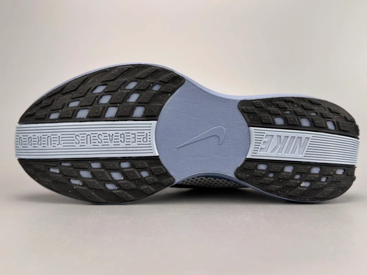 Nike Gray Black Knit Upper Gradient Pattern Running Shoes 8