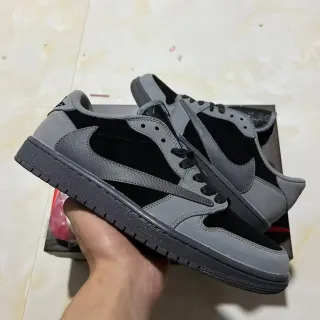 Nike গ্রে ব্ল্যাক লো-টপ লেয়ার্ড ওভারলে কনস্ট্রাকশন লাইফস্টাইল স্নিকার