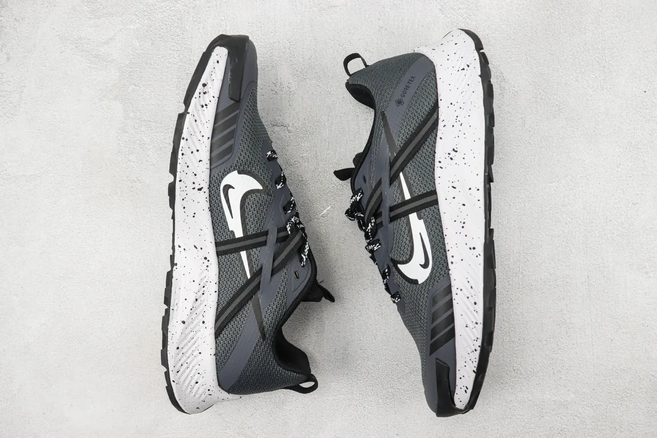 Nike Gray Black Mesh Upper GORE-TEX Waterproofing Running Shoes 2