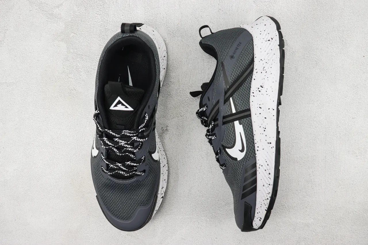 Nike Gray Black Mesh Upper GORE-TEX Waterproofing Running Shoes 3