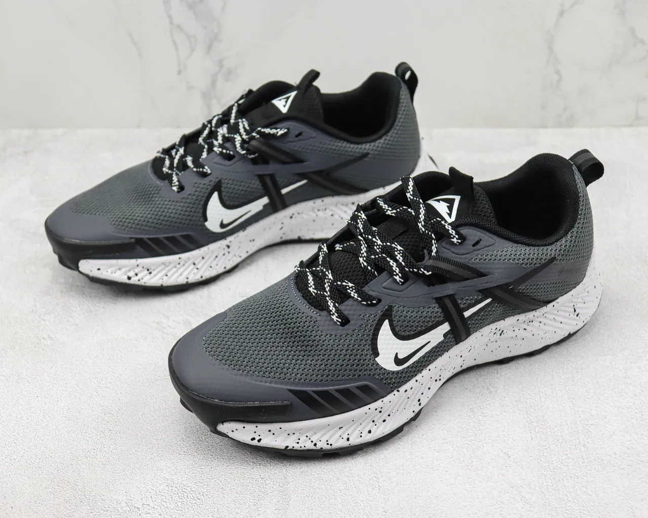 Nike Gray Black Mesh Upper GORE-TEX Waterproofing Running Shoes 4