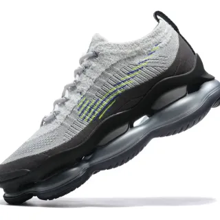 Nike 灰黑雕塑分层中底对比缝合几何图案运动鞋