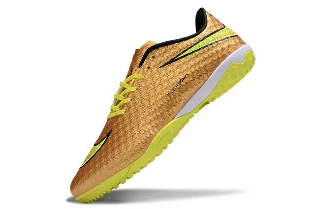 Nike Hypervenom Chaussures de football Turf avec upper texturé en jaune doré métallique et accents néon 3