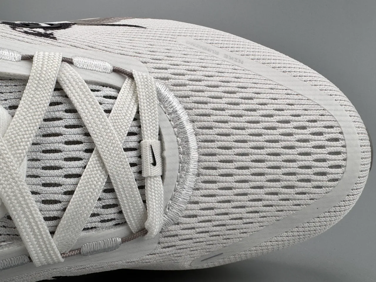 Nike Invincible Run White Black Engineered Knit Upper Graphic Motif zapatillas de running 2