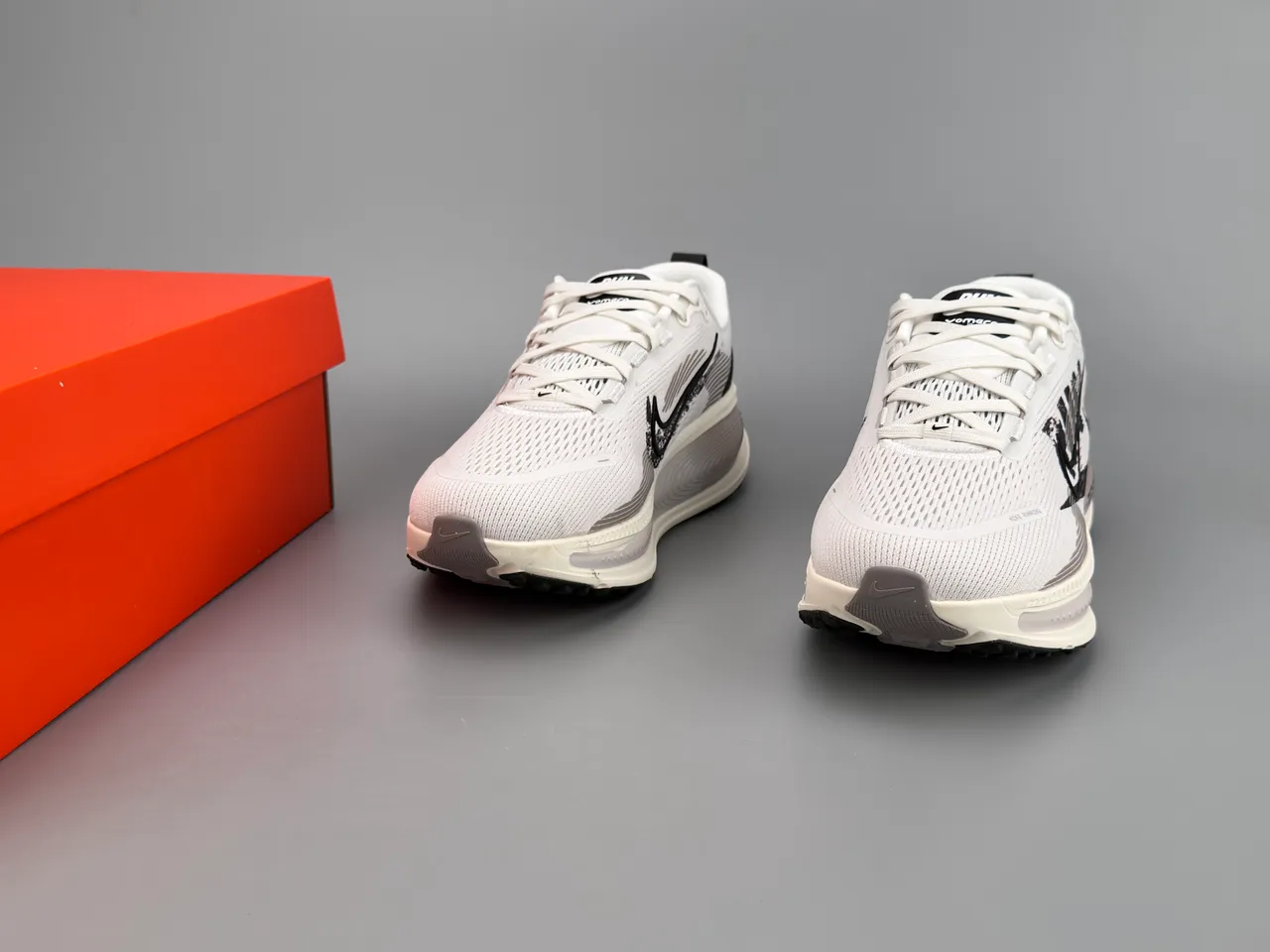 Nike Invincible Run White Black Engineered Knit Upper Graphic Motif zapatillas de running 3