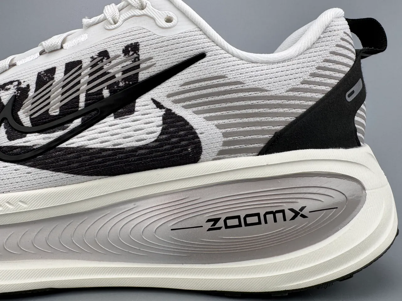 Nike Invincible Run White Black Engineered Knit Upper Graphic Motif zapatillas de running 5