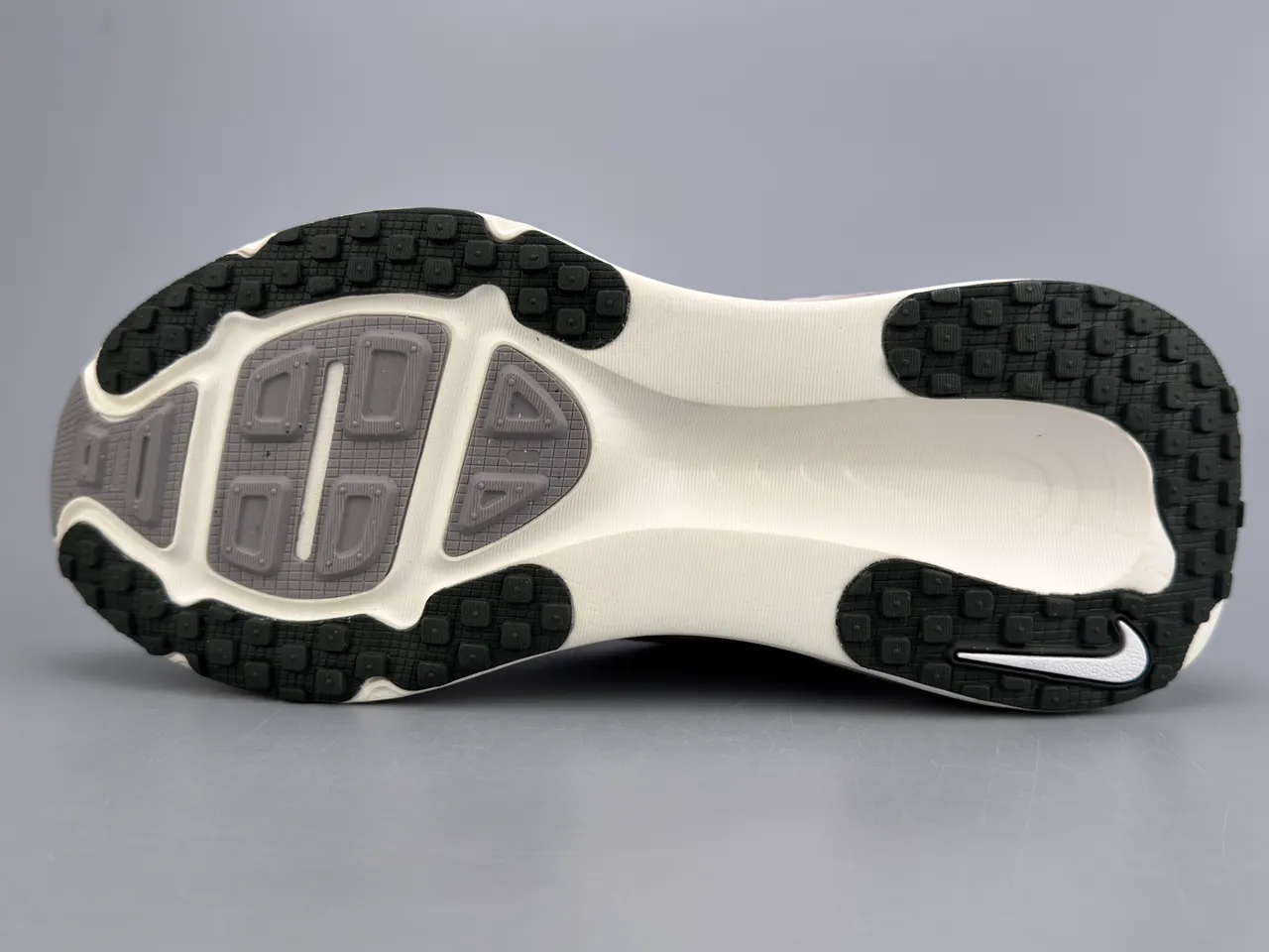 Nike Invincible Run White Black Engineered Knit Upper Graphic Motif zapatillas de running 6
