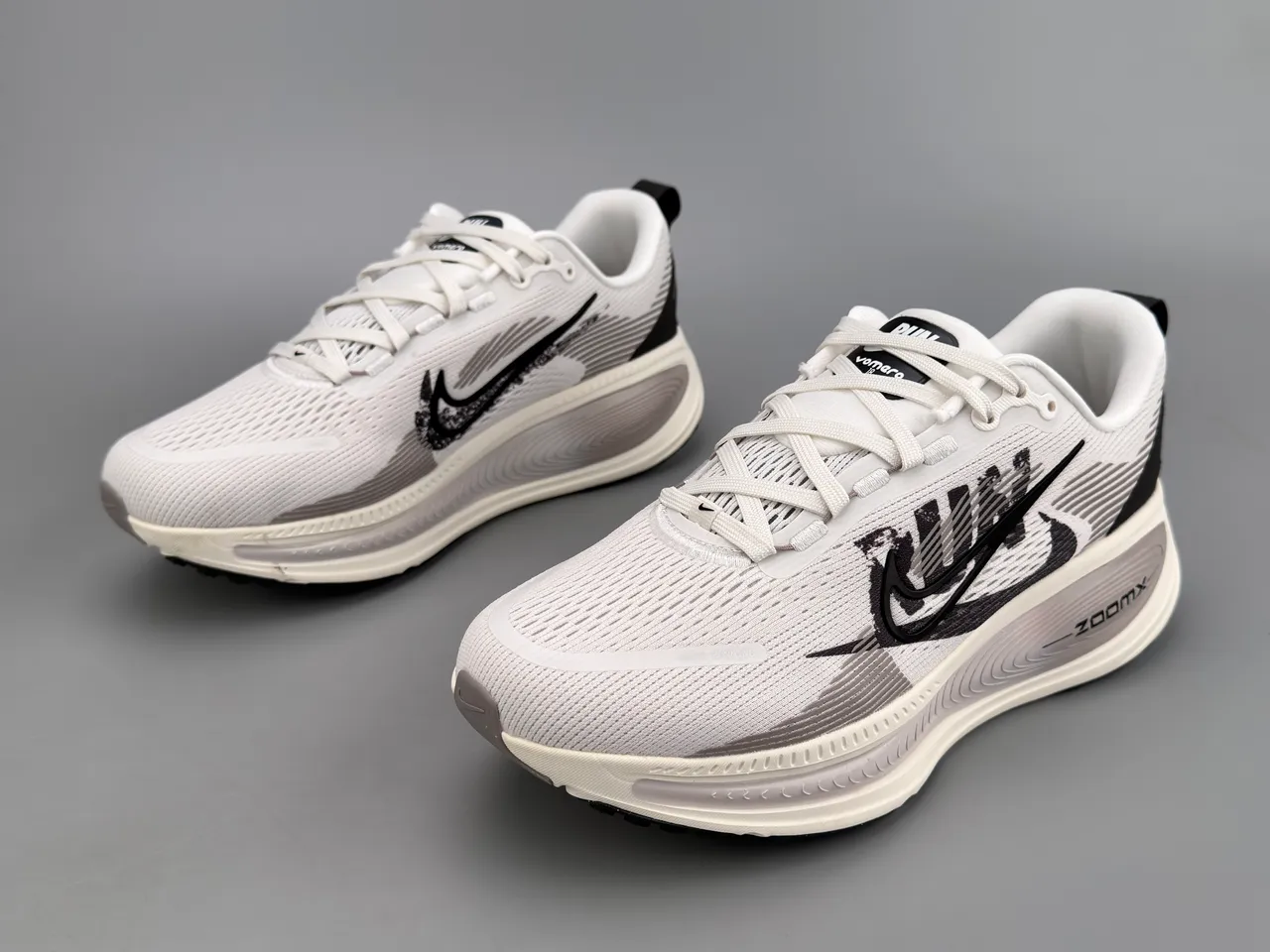 Nike Invincible Run White Black Engineered Knit Upper Graphic Motif zapatillas de running 7