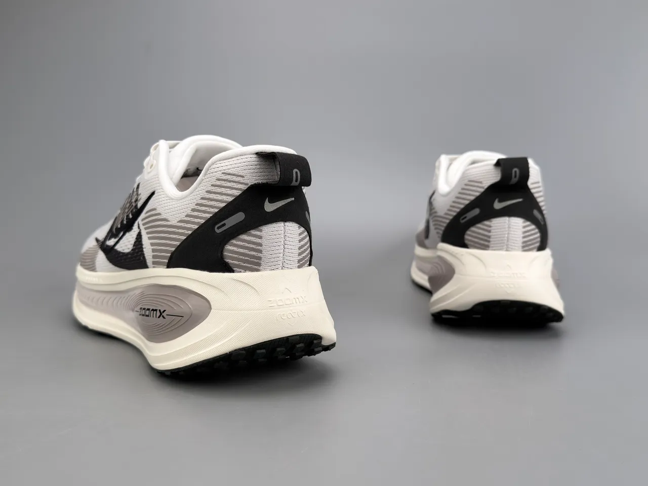 Nike Invincible Run White Black Engineered Knit Upper Graphic Motif zapatillas de running 8