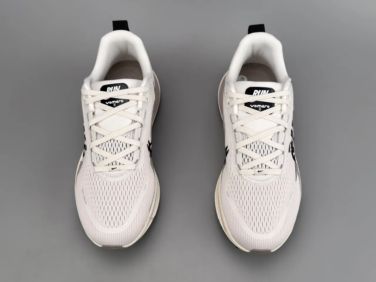 Nike Invincible Run White Black Engineered Knit Upper Graphic Motif zapatillas de running 9