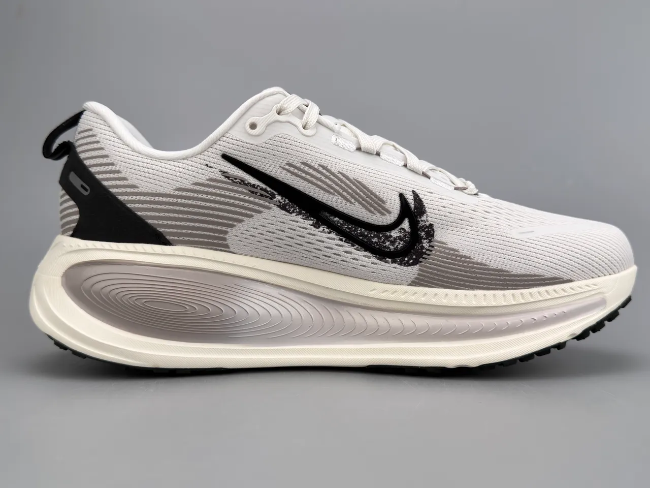 Nike Invincible Run White Black Engineered Knit Upper Graphic Motif zapatillas de running 10