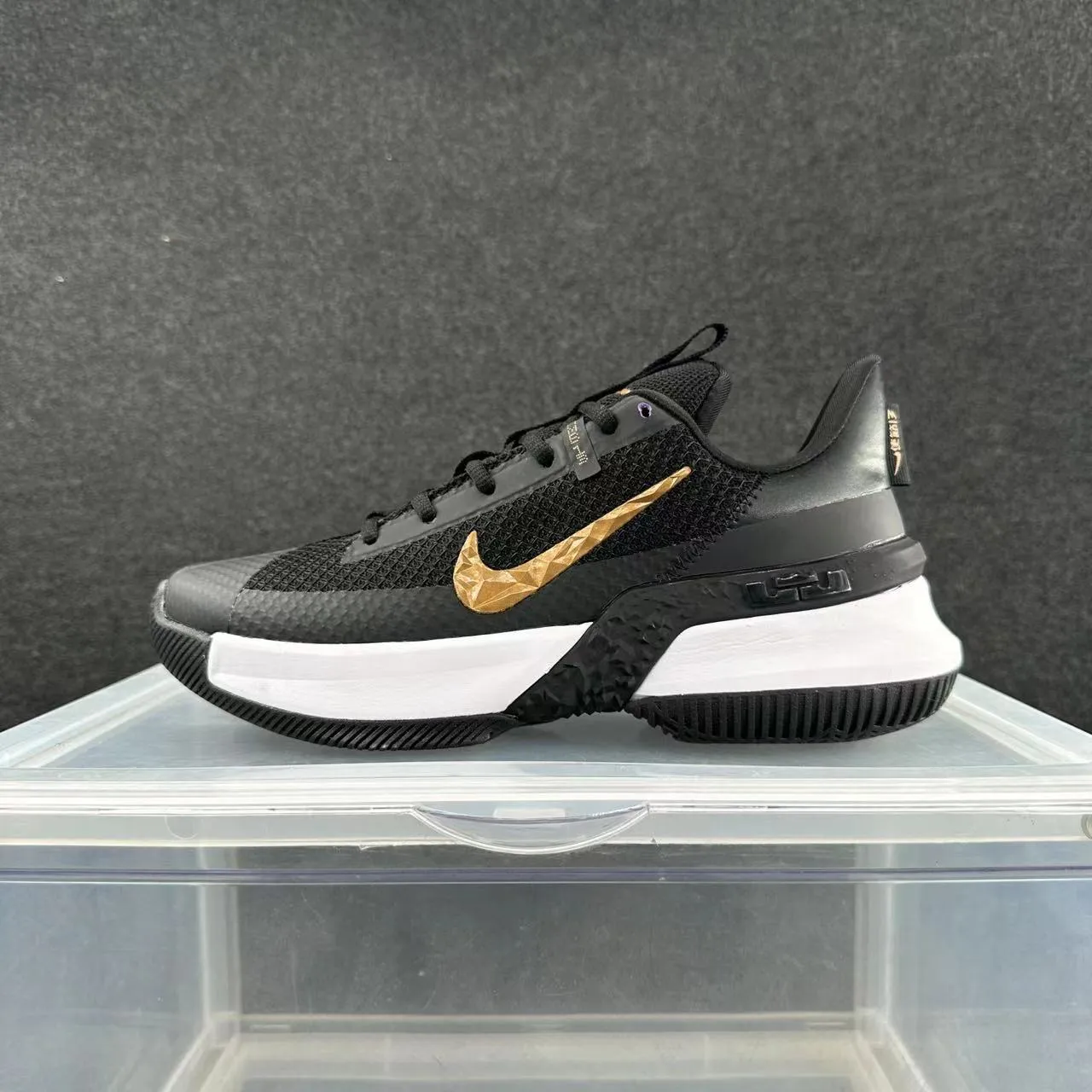 Nike LeBron Witness Tênis de Basquete Preto Dourado Facetado Swoosh Malha 2