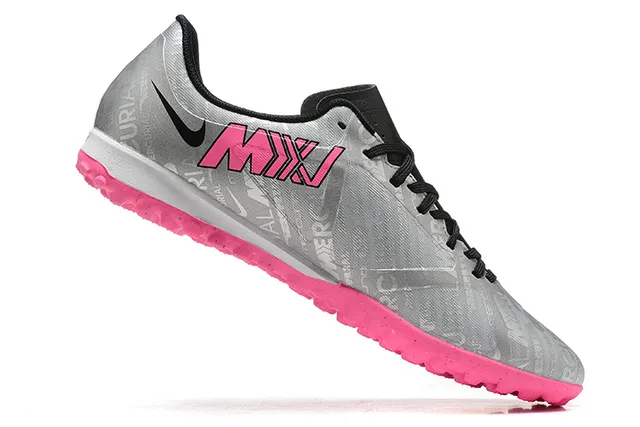 Nike Mercurial Vapor Silver Pink Chaussures de football turf à coupe basse avec upper synthétique et impression graphique répétée 3