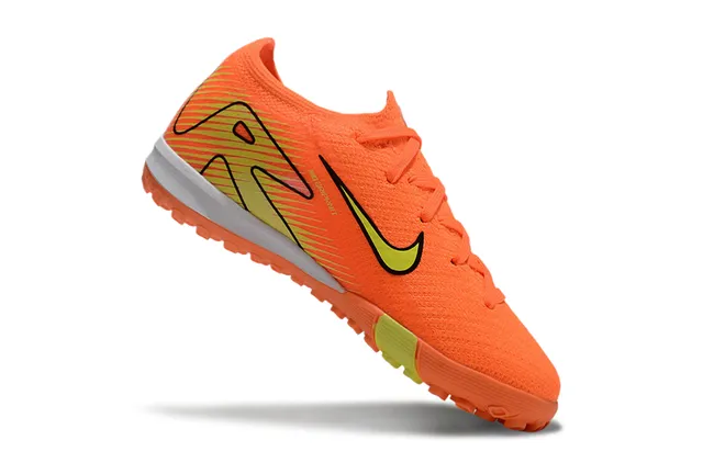 Nike Chaussures de football turf avec upper en maille orange et jaune, col low-cut 2