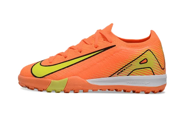 Nike Chaussures de football turf avec upper en maille orange et jaune, col low-cut 7