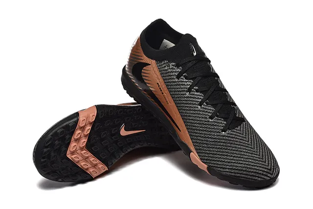 Nike Phantom GT Chaussures de football avec upper noir doré en tricot, accents métalliques cuivre, sur gazon 2