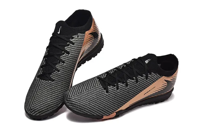 Nike Phantom GT Chaussures de football avec upper noir doré en tricot, accents métalliques cuivre, sur gazon 3