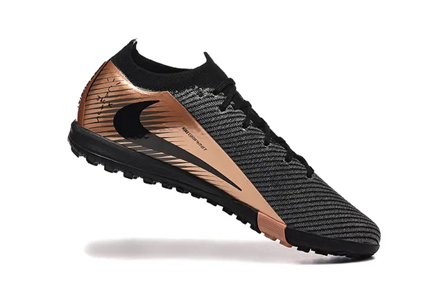 Nike Phantom GT Chaussures de football avec upper noir doré en tricot, accents métalliques cuivre, sur gazon 4