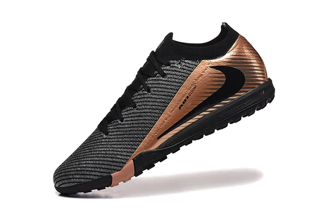 Nike Phantom GT Chaussures de football avec upper noir doré en tricot, accents métalliques cuivre, sur gazon 5