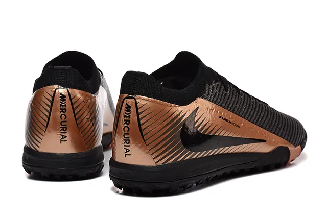 Nike Phantom GT Chaussures de football avec upper noir doré en tricot, accents métalliques cuivre, sur gazon 6
