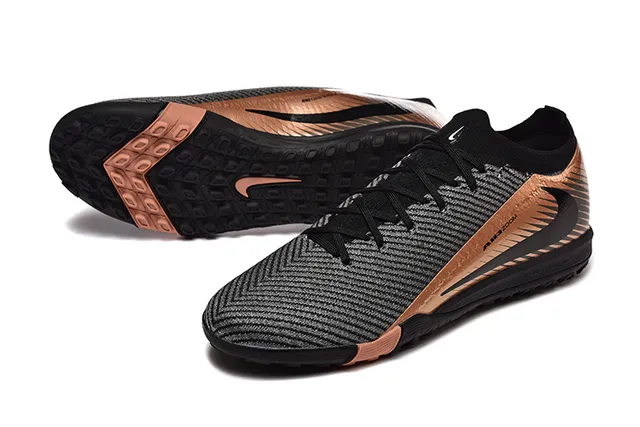 Nike Phantom GT Chaussures de football avec upper noir doré en tricot, accents métalliques cuivre, sur gazon 7