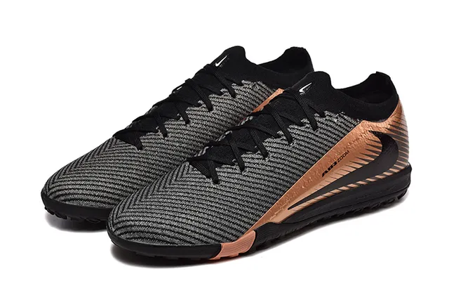 Nike Phantom GT Chaussures de football avec upper noir doré en tricot, accents métalliques cuivre, sur gazon 8