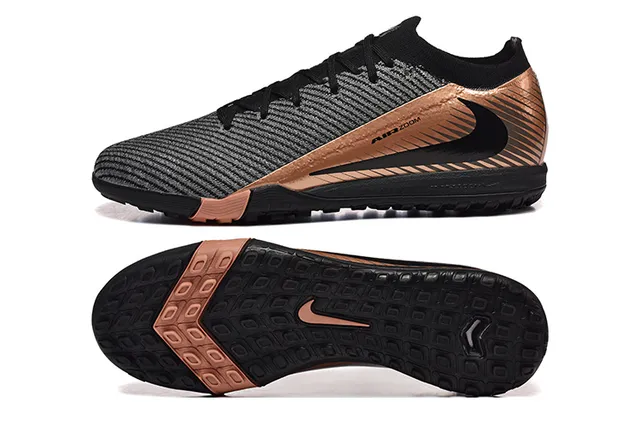 Nike Phantom GT Chaussures de football avec upper noir doré en tricot, accents métalliques cuivre, sur gazon 9
