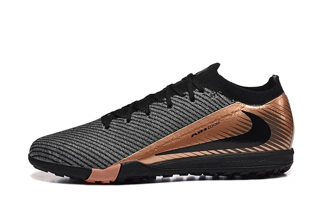 Nike Phantom GT Chaussures de football avec upper noir doré en tricot, accents métalliques cuivre, sur gazon 10