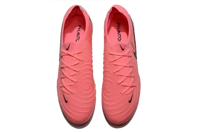 Nike Chaussures de football turf rose et noir avec upper en tricot et silhouette basse 2