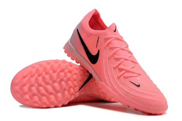 Nike Chaussures de football turf rose et noir avec upper en tricot et silhouette basse 3