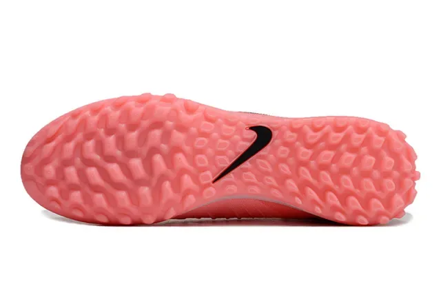 Nike Chaussures de football turf rose et noir avec upper en tricot et silhouette basse 6