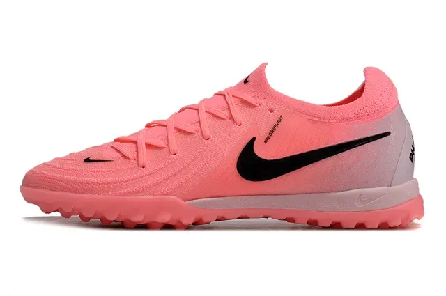 Nike Chaussures de football turf rose et noir avec upper en tricot et silhouette basse 8