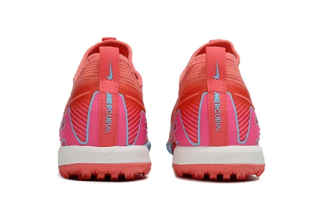 Nike Chaussures de Football Turf Upper en Tricô en Rouge et Rose Lacets Asymétriques 4