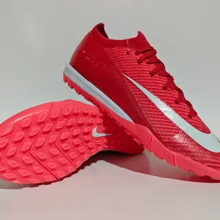 Nike Rojo Rosa Upper de Tejido Cuello Bajo Zapatillas de Fútbol para Turf