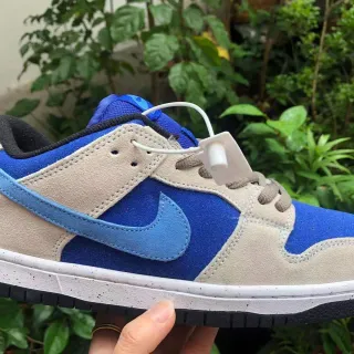 Nike SB Dunk Low 蓝色和米色麂皮滑板鞋