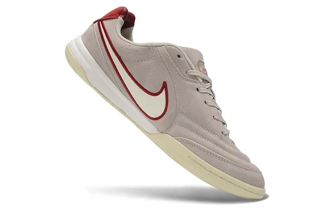 Nike Tiempo Chaussures de football indoor à talons bas en suède beige et rouge 2